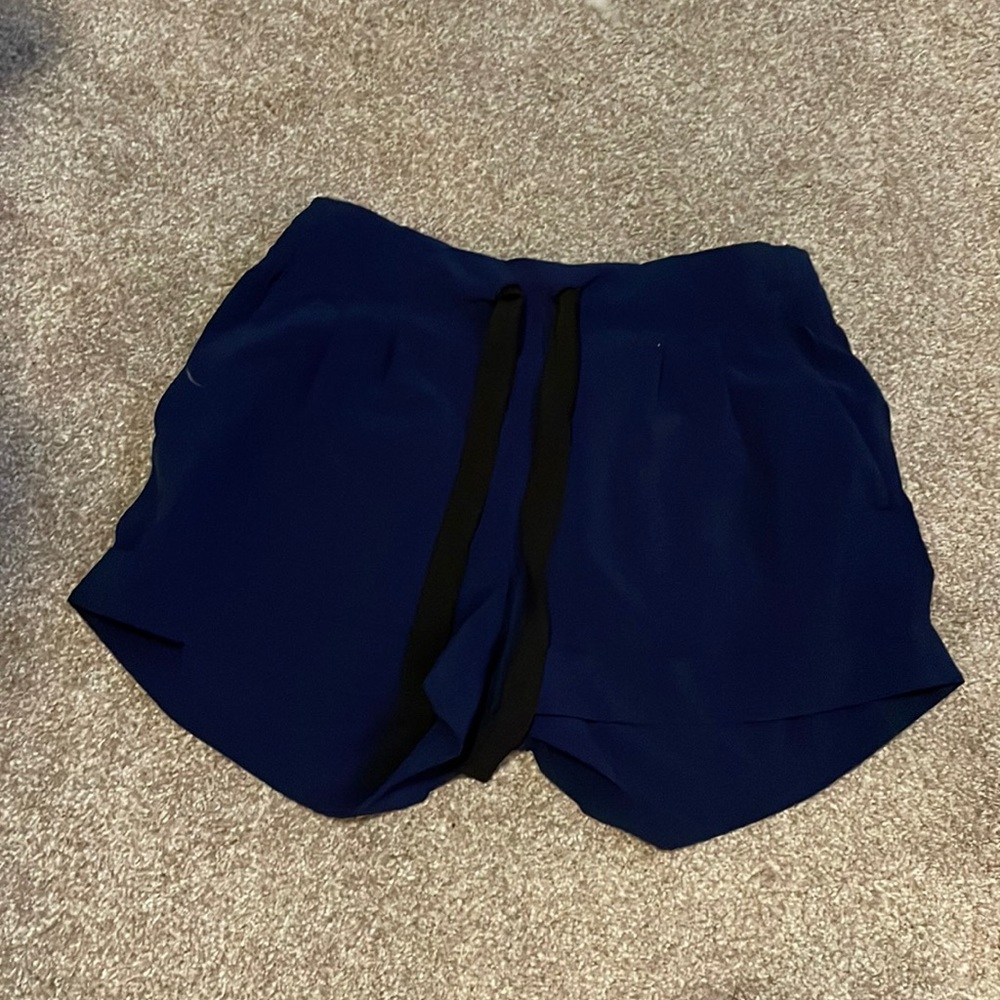 Lululemon shorts 6 with pockets and front tie